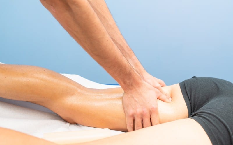 massage thigh physiotherapist athlete